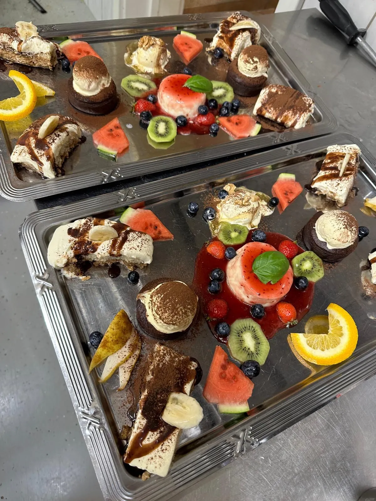 Dessert-Auswahl mit Tiramisu und Panna Cotta