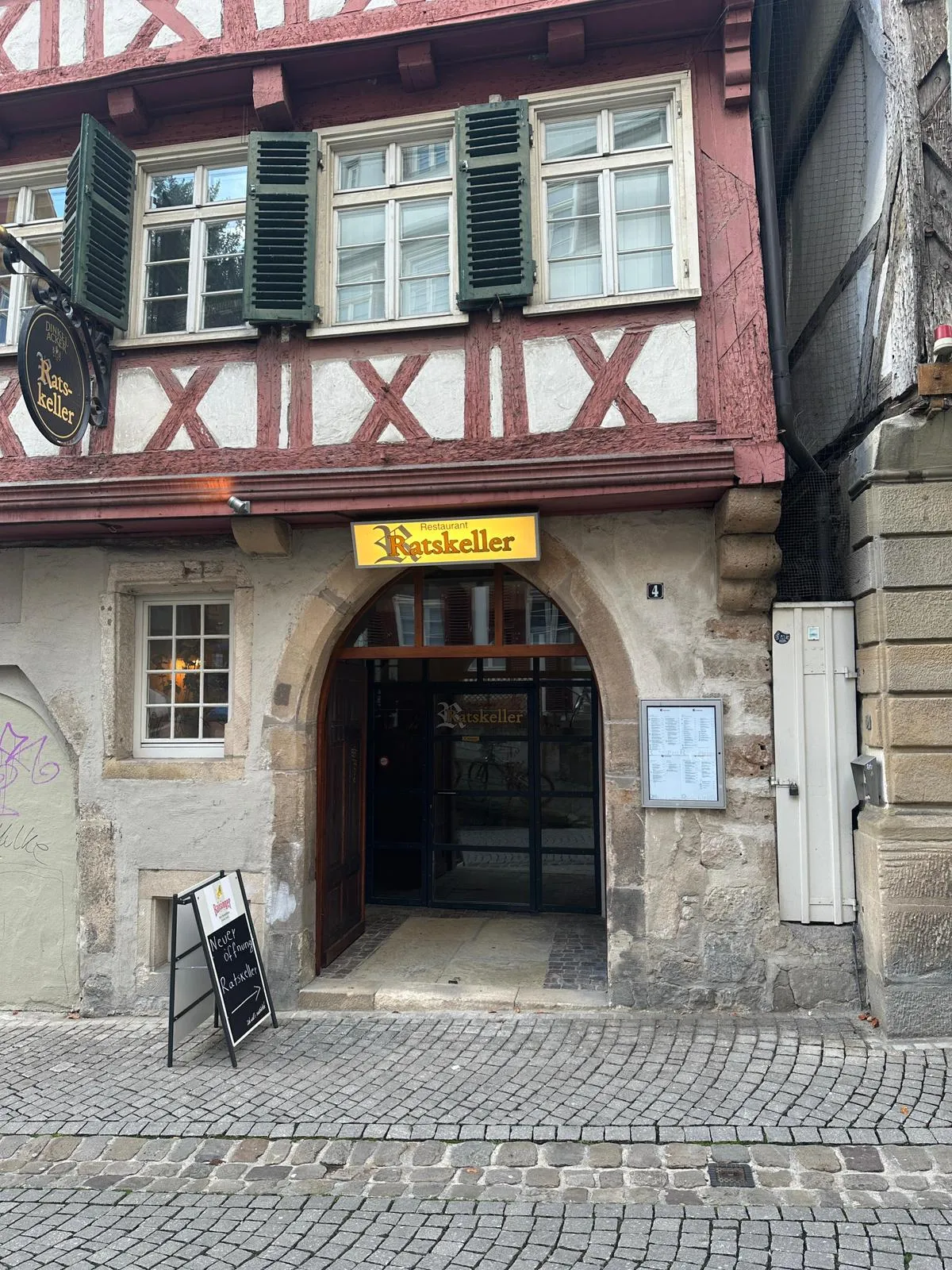 Fachwerkhaus-Fassade des Ratskeller Tübingen in der Haaggasse