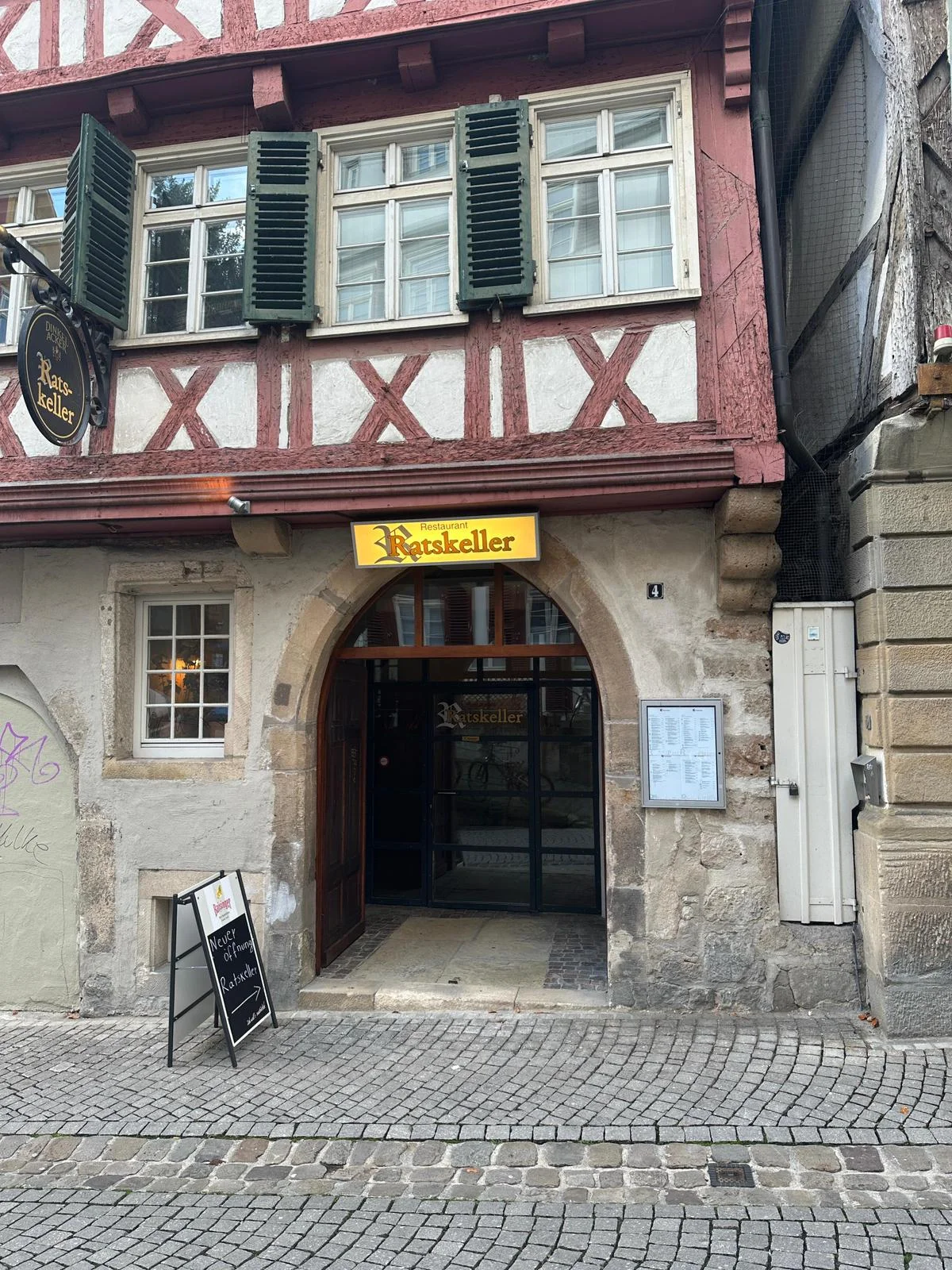 Historisches Fachwerkhaus — Außenansicht des Ratskeller Tübingen in der Altstadt