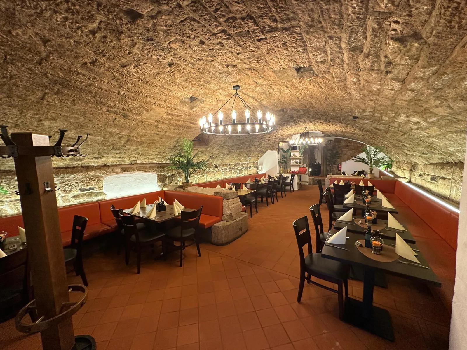 Historischer Gewölbekeller im Ratskeller Tübingen mit Kronleuchter