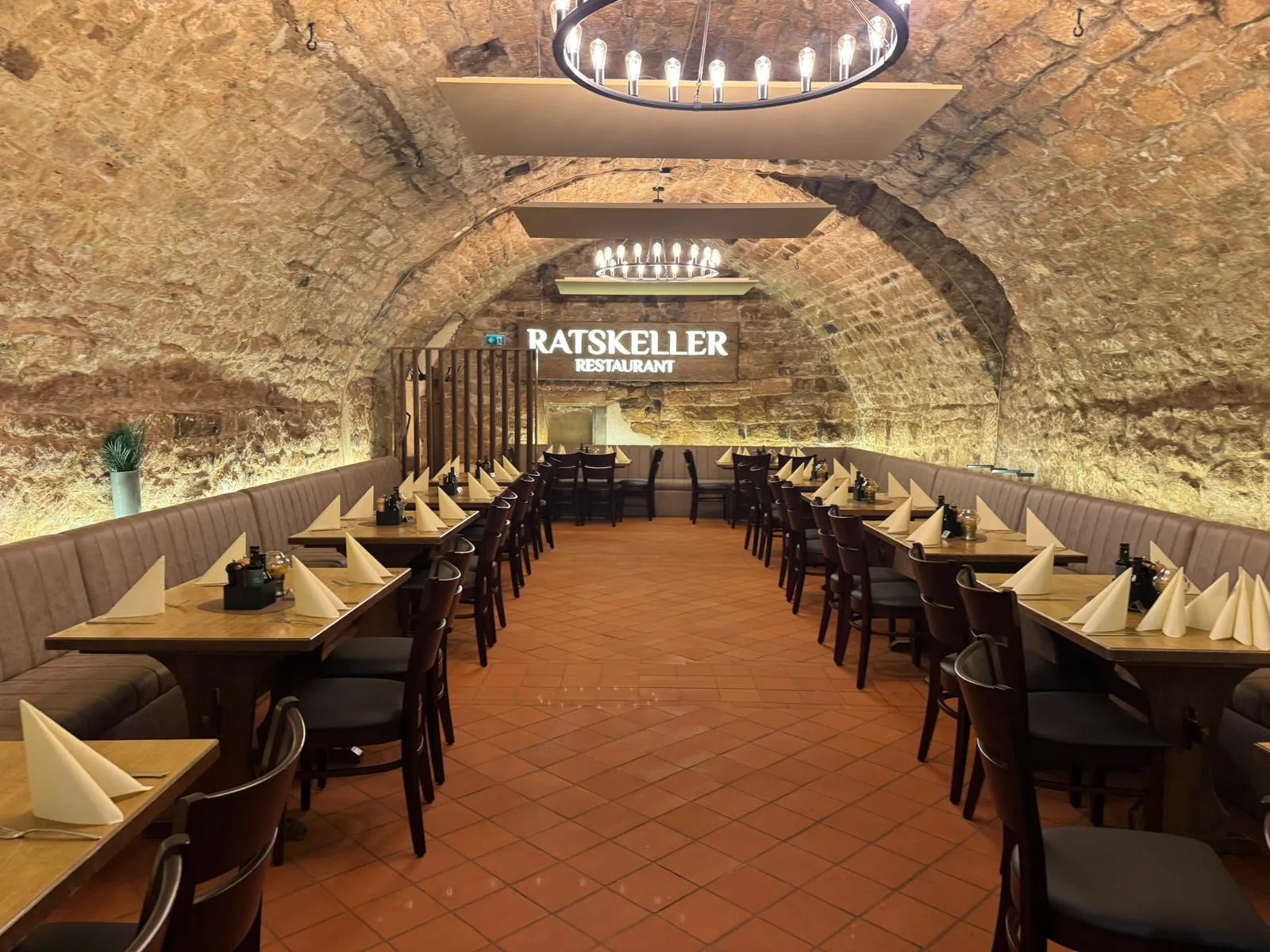 Der große Gewölbekeller im Ratskeller Tübingen — Blick durch die Steinbögen