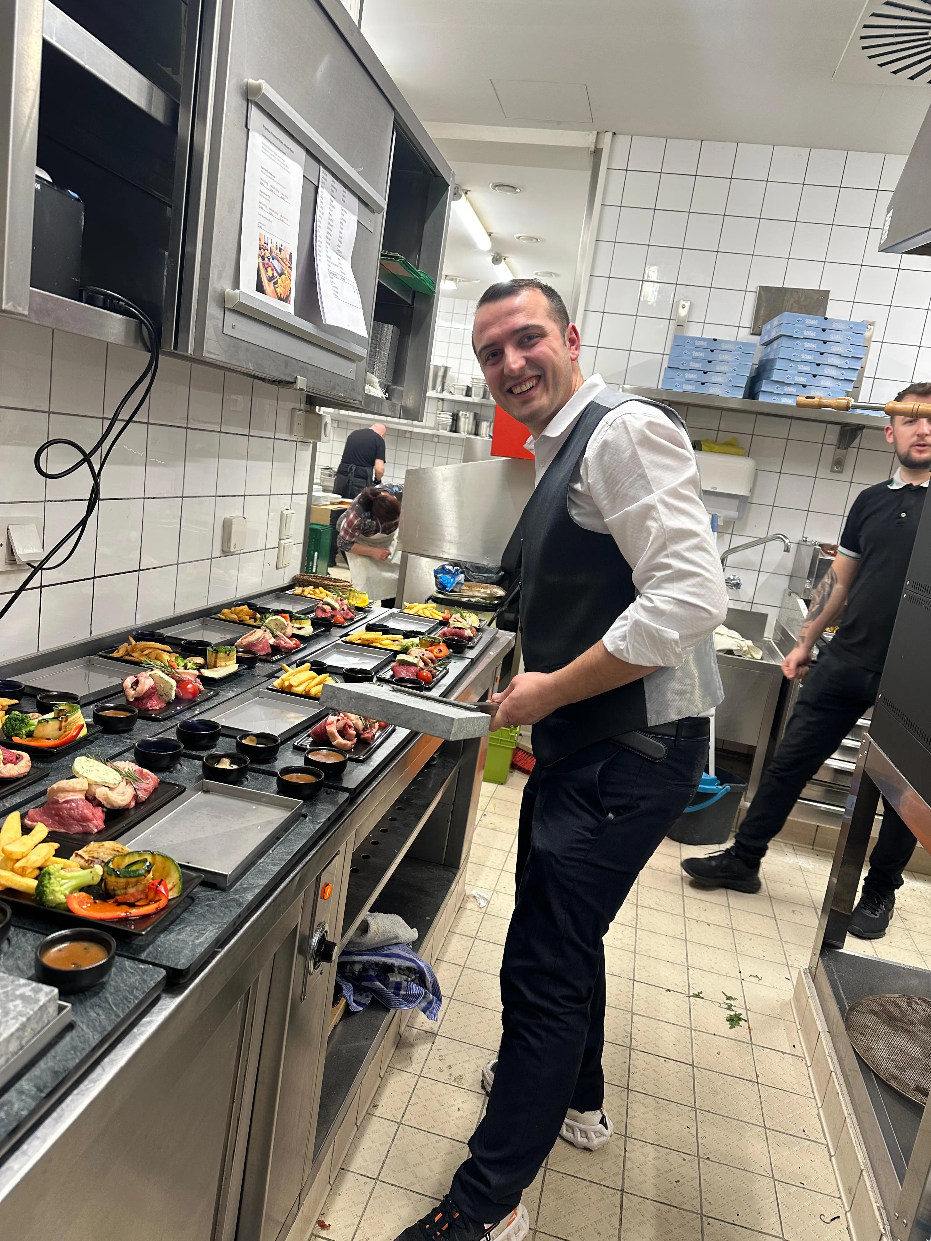 Zubereitung der Vulkansteine in der Küche des Ratskeller Tübingen