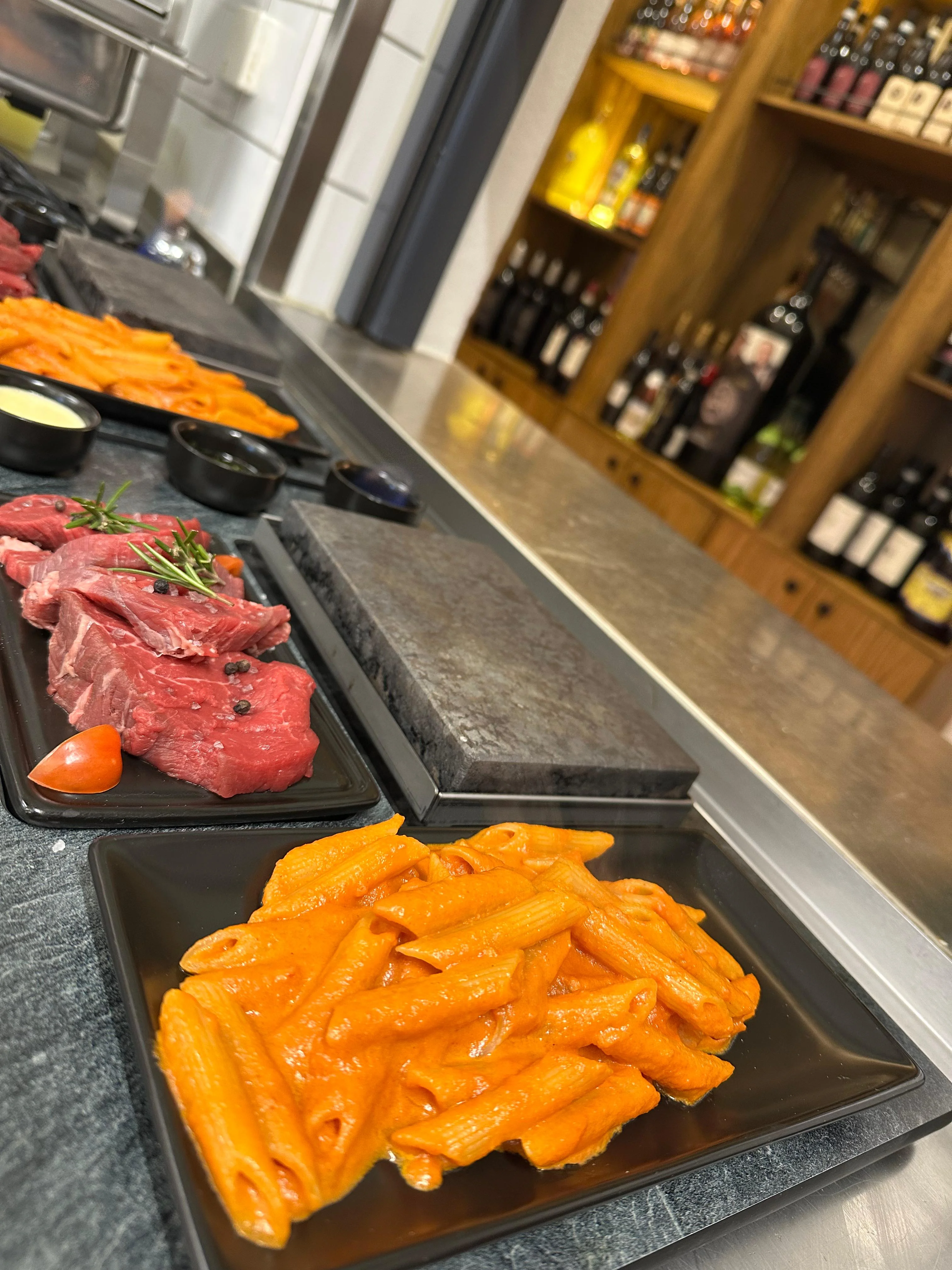 Steak auf heißem Stein mit Pasta und Weinregal im Ratskeller Tübingen