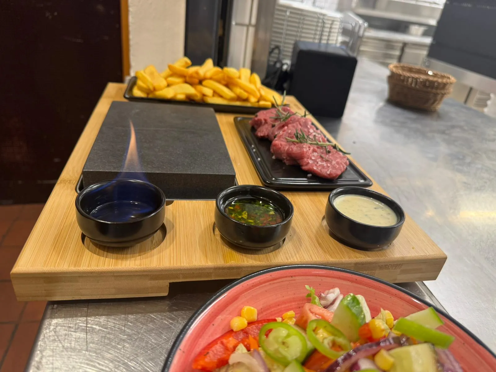 Steak mit Flamme auf heißem Stein